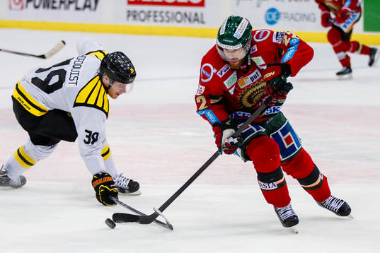 Frölundas Robin Figren tar sig förbi Brynäs Jonas