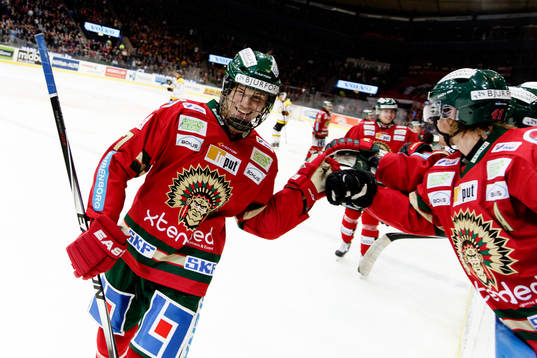Frölundas Jacob Larsson gratuleras