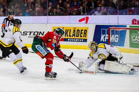 Brynäs målvakt Bernhard Starkbaum räddar ett skott från