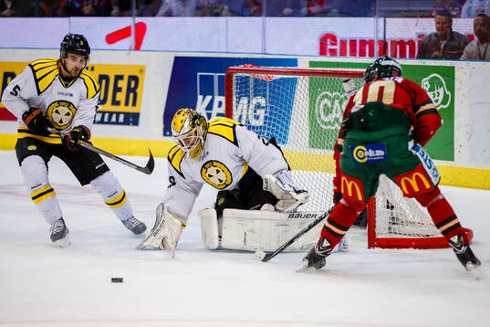 Brynäs målvakt Bernhard Starkbaum räddar ett skott från