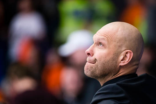 s tränare Andreas Johansson gör en grimas