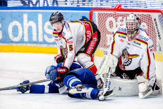 Luleås Marcus Fagerudd trycker ner Leksands Mattias Ritola