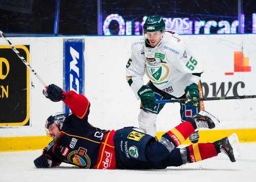 Djurgårdens Mikael Ahlén faller i en duell med
