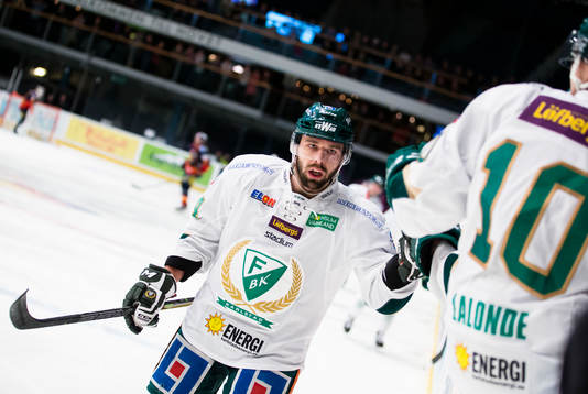 Färjestads Milan Gulas gör 2-2 och firar med lagkamrater