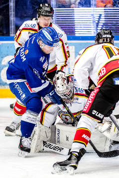 Leksands Linus Hultström kör på Luleås målvakt Daniel