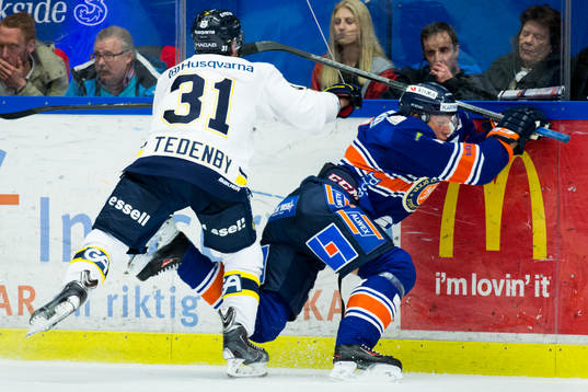 s Mattias Tedenby tacklar Växjös Niclas Lundgren