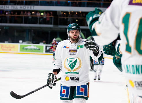 Färjestads Milan Gulas gör 2-2 och firar med lagkamrater