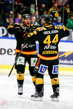 Skellefteås Rob Schremp och Nick Sörensen jublar