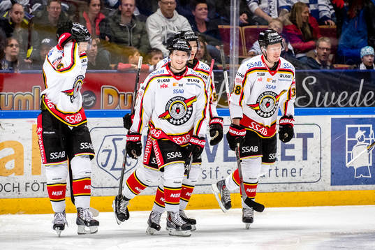 Luleås Marcus Fagerudd, m, jublar med lagkamraterna