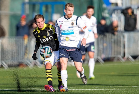 s Johan Blomberg och Gefles Jonas Lantto i en närkamp