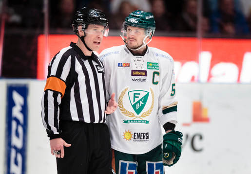 Färjestads Ole-Kristian Tollefsen diskuterar med Domare