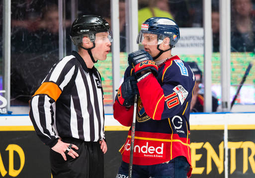 Domare Tobias Björk diskuterar med Djurgårdens Joakim