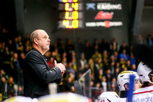 MoDos tränare Per-Erik Johnsson tar time out