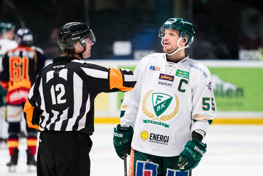 Färjestads Ole-Kristian Tollefsen diskuterar med domare