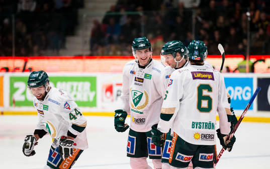 Färjestads Milan Gulas (v) gör avgörande 2-3 målet och