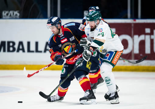 Djurgårdens Damien Fleury i kamp om pucken med Färjestads
