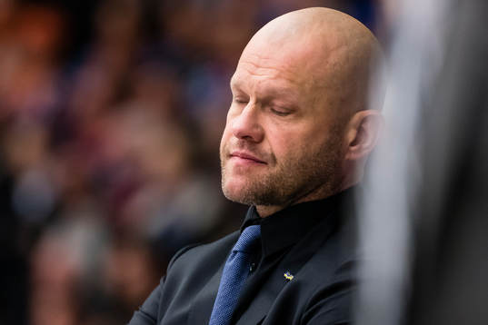 s tränare Andreas Johansson blundar