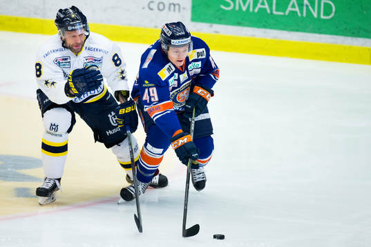 s Jere Karalahti jagar Växjös Rhett Rakhshani
