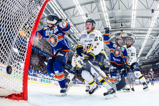 Växjös Robert Rosén (ej i bild) gör 4-0 målet. Tuomas