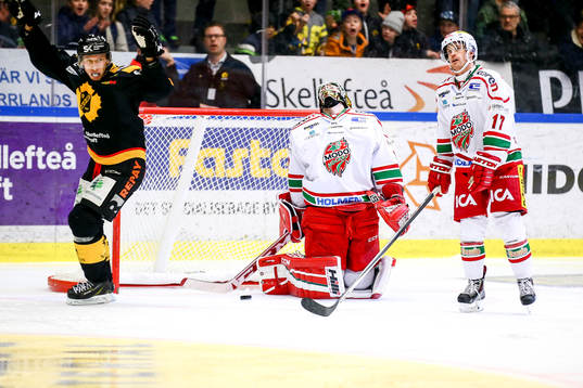 Skellefteås John Norman jublar samtidigt som MoDos