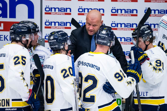 s tränare Andreas Johansson pratar med spelarna