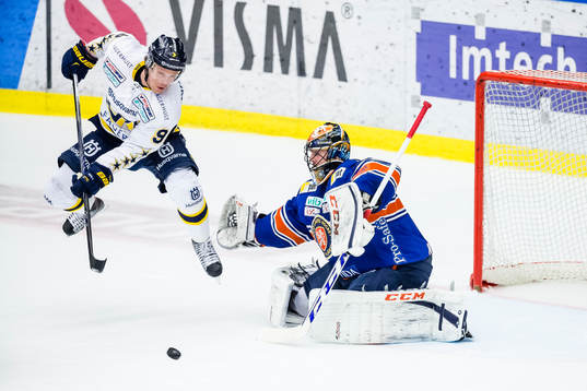 s Andreas Jämtin hoppar framför Växjös målvakt