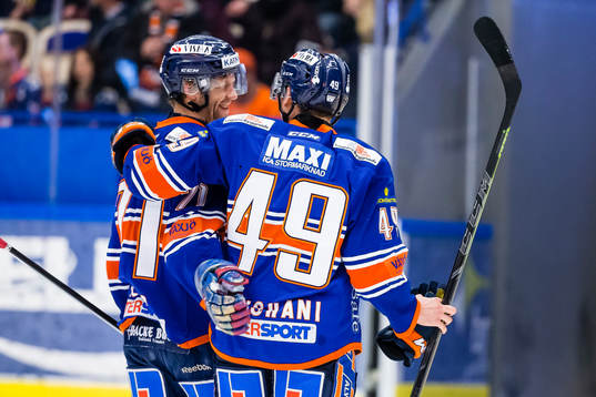 Växjös Tomi Kallio och Rhett Rakhshani firar