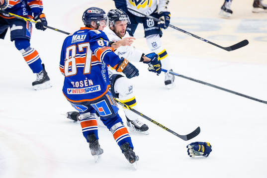 s Jere Karalahti tappar handsken
