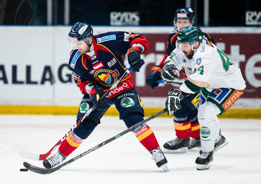 Djurgårdens Damien Fleury i kamp om pucken med Färjestads