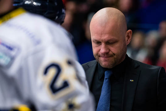 s tränare Andreas Johansson deppar