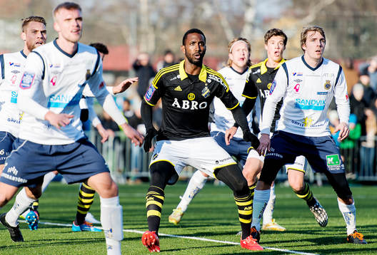 s Henok Goitom och Sauli Väisänen på en hörna