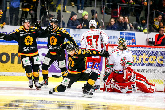 Skellefteås Rob Schremp jublar framför Modos målvakt