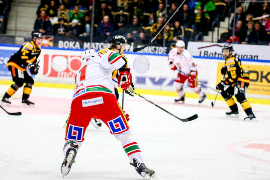 MoDos Marcel Hossa skjuter sönder klubban