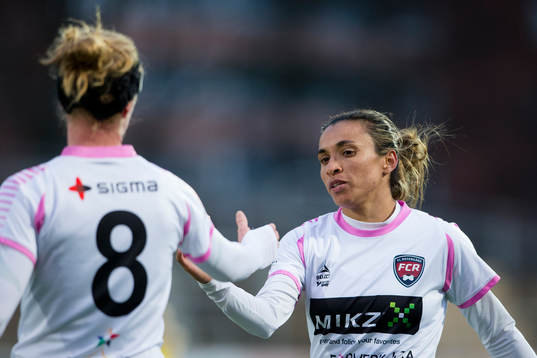 Rosengårds Marta Viera da Silva glad ihop med Kirsten Van