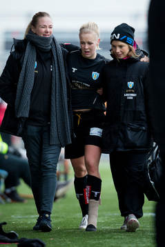 Göteborgs Adelina Engman fick lämna planen med fotskada