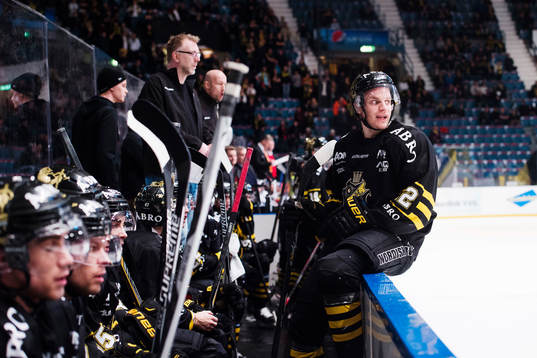 s Fredrik Hynning i spelarbåset
