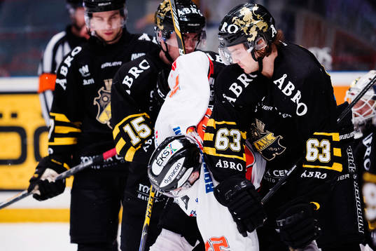 s Joakim Hagelin trycker till Karlskronas Alexander