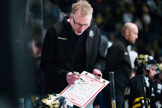 s tränare Peter Nordström visar instruktioner på en