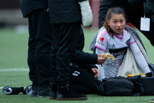 Rosengårds Alexandra Riley blir omhändertagen