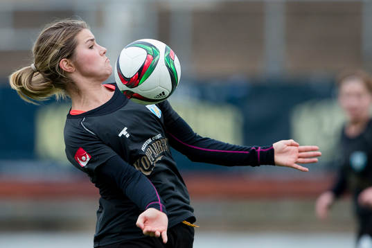 Göteborgs Andrine Hegerberg tar ned bollen på bröstet