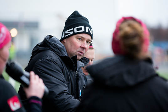 Göteborgs tränare Stefan Rehn instruerar