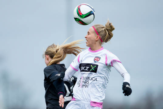 Rosengårds Line Röddik Hansen vinner en nickduell mot