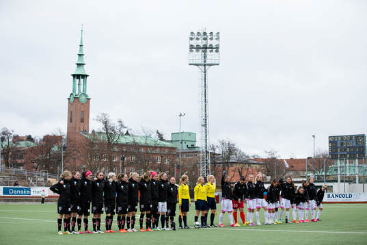 Lagen uppställda för presentation innan fotbollsmatchen i