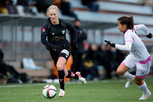 Göteborgs Adelina Engman före Rosengårds Alexandra Riley