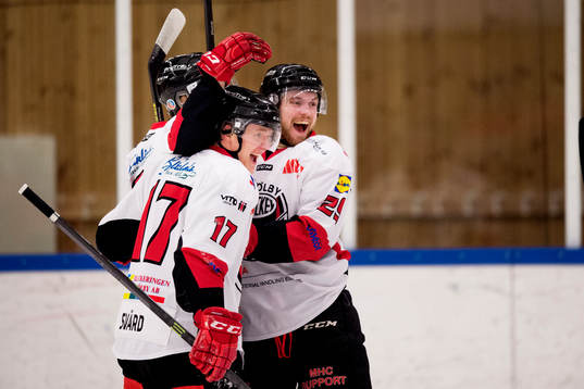 Mjölbys Albin Svärd och Lars Malm firar 4-0