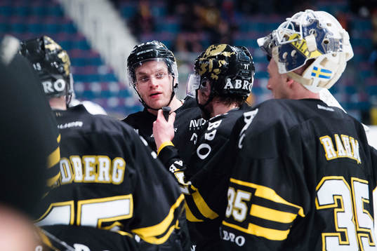 s Fredrik Hynning pratar ihop sig med sina lagkamrater
