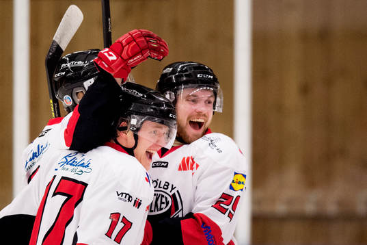 Mjölbys Albin Svärd och Lars Malm firar 4-0