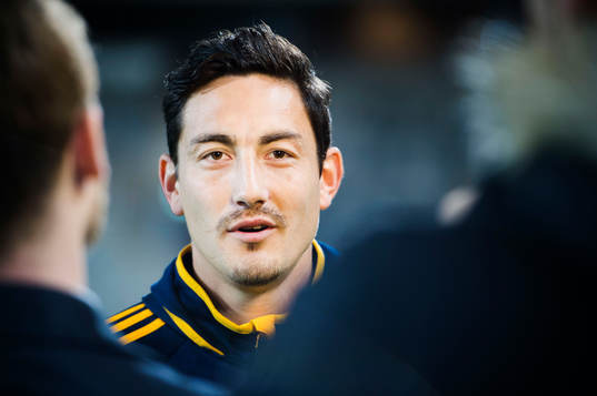 LA Galaxys Stefan Ishizaki blir intervjuad av media