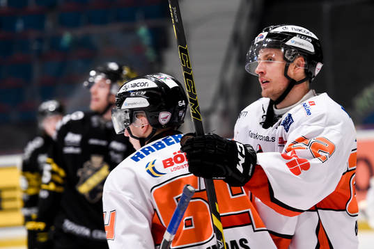 Karlskronas Alexander Bergström (th) jublar