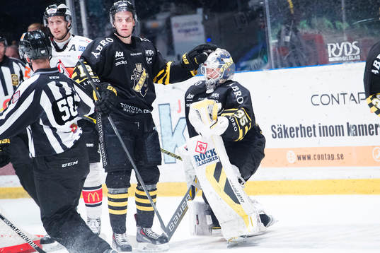 s Fredrik Hynning klappar om målvakt Robin Rahm
